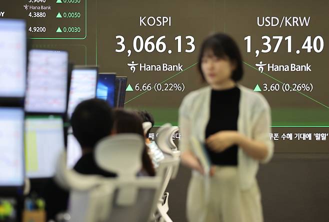 8일 서울 중구 하나은행 본점 딜링룸에서 직원들이 업무를 보고 있다. 이날 코스피는 전장보다 12.27포인트(0.40%) 오른 3,071.74로 시작했다. [연합]