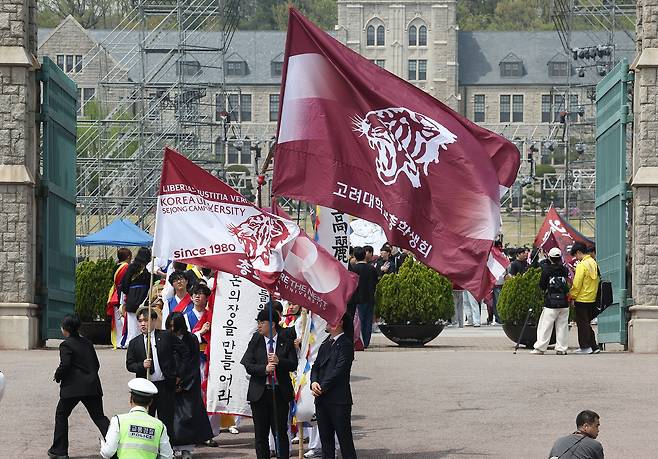 고려대학교 대학수학능력시험(수능) 정시 합격선이 4년 연속 연세대학교를 앞섰다는 결과가 나왔다. 사진은 고려대 학생들이 행진하고 있는 모습. [연합]