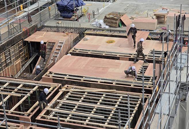 서울의 한 건설 현장에서 작업자들이 자재를 옮기고 있다. [연합]