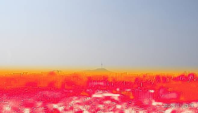 서울 지역에 폭염경보가 발효 중인 8일 오전 서울 종로구 북악산에서 열화상 카메라로 바라본 도심 일대가 열기로 인해 빨간색을 나타내고 있다. 임세준 기자