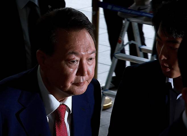 윤석열 전 대통령이 지난 5일 내란 특검의 2차 조사를 받기 위해 조은석 특별검사팀 사무실이 있는 서울 서초구 서울고검에 출석하고 있다. [연합]