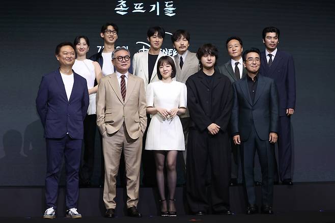 8일 서울 영등포구 콘래드호텔에서 열린 디즈니+ 오리지널 시리즈 ‘파인: 촌뜨기들’ 제작발표회에서 강윤성 감독(앞줄 왼쪽 첫번째), 배우들이 포즈를 취하고 있다. [연합]