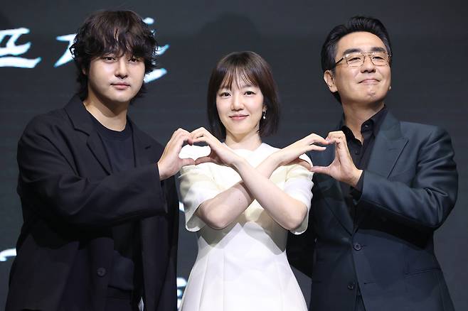 배우 양세종(왼쪽부터), 임수정, 류승룡이 8일 서울 영등포구 콘래드호텔에서 열린 디즈니+ 오리지널 시리즈 ‘파인: 촌뜨기들’ 제작발표회에서 포즈를 취하고 있다. [연합]