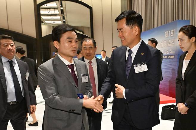 안규백(왼쪽) 국방부 장관 후보자와 석종건 방위사업청장. [방위사업청 제공]