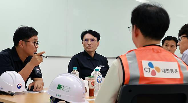 권창준 고용노동부 차관이 8일 오후 CJ대한통운 용인센터를 방문해 물류센터의 온열환경을 직접 점검한 뒤, 서울 중구 산업안전보건공단 서울광역본부에서 6대 물류사 대표들과 간담회를 진행하고 있다. [고용노동부 제공]