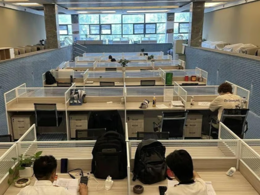 수영장 사무실 내부 모습. [SCMP 갈무리]