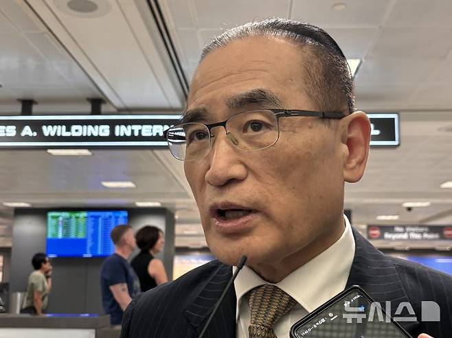 [워싱턴=뉴시스]이윤희 특파원 = 도널드 트럼프 미국 행정부 상호관세 유예조치 만료가 임박한 가운데 위성락 대통령실 국가안보실장이 6일(현지 시간) 미 워싱턴DC 인근 덜레스국제공항으로 입국하며 특파원들 질문에 답하고 있다. 2025.07.07.