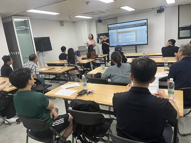 [서울=뉴시스] 청각장애인 요양보호사 양성교육 사전 OT (소리샘청각장애인학습지원센터). 2025.07.08. (사진=서울시 제공) *재판매 및 DB 금지