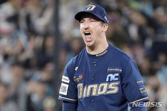 [수원=뉴시스] 김명년 기자 = 30일 수원 KT위즈파크에서 열린 2023 프로야구 플레이오프 NC 다이노스와 kt 위즈의 1차전 경기, 5회말 2사 1,2루에서 NC 페디가 kt 김상수를 삼진 아웃으로 잡고 포효하고 있다. 2023.10.30. kmn@newsis.com