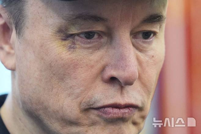 [워싱턴=AP/뉴시스] 지난 5월30일(현지시각) 백악관 기자회견에 참석한 참석한 일론 머스크가 심각한 표정을 짓고 있다. 머스크가 창당을 선언한 아메리카당이 성공하기가 인간을 화성에 보내기보다 어려울 것이라고 미 뉴욕타임스(NYT)가 7일 보도했다. 2025.7.8.