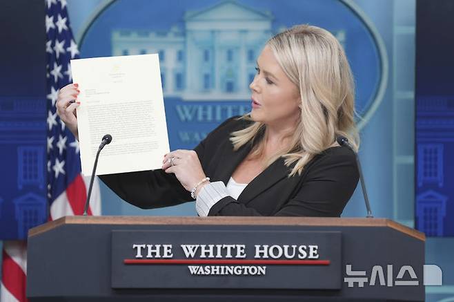 [워싱턴=AP/뉴시스] 캐롤라인 레빗 백악관 대변인이 7일(현지 시간) 백악관에서 브리핑하면서 도널드 트럼프 미국 대통령이 이재명 대통령에게 보내는 서한을 들어 보이고 있다. 트럼프는 이 대통령에게 보내는 서한에서 "2025년 8월 1일부터 한국에서 수입하는 모든 제품에 대해 기존의 부문별 관세와는 별도로 25%의 관세를 부과할 예정"이라고 밝혔다. 2025.07.08.