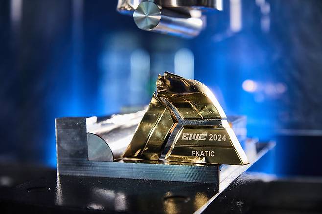 [서울=뉴시스] 'e스포츠 월드컵(EWC)' 트로피 시스템. e스포츠 월드컵 참가 선수 또는 팀은 삼각형 모양의 '키'를 받는다. 대회 탈락 시 해당 키는 유압 프레스에 눌려 파쇄된다. (사진=EWC 엑스 캡처) *재판매 및 DB 금지