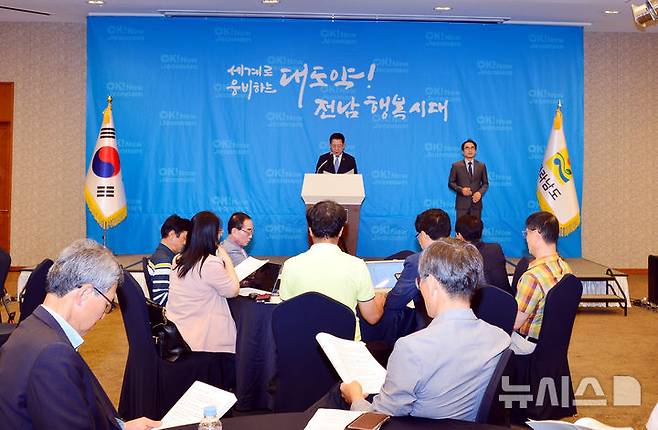 [순천=뉴시스] 김석훈 기자 = 김영록 전남도지사가 8일 순천 에코그라드호텔에서 민선 8기 출범 3년 기자회견을 갖고 전남 동부권 성과와 비전을 발표하고 있다. 2025.07.08. kim@newsis.com