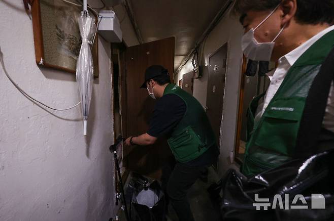 [서울=뉴시스] 권창회 기자 = 염영남 뉴시스 대표이사를 비롯한 직원들이 8일 서울 용산구 쪽방촌에서 도시락 배달 봉사를 하고 있다. 2025.07.08. kch0523@newsis.com