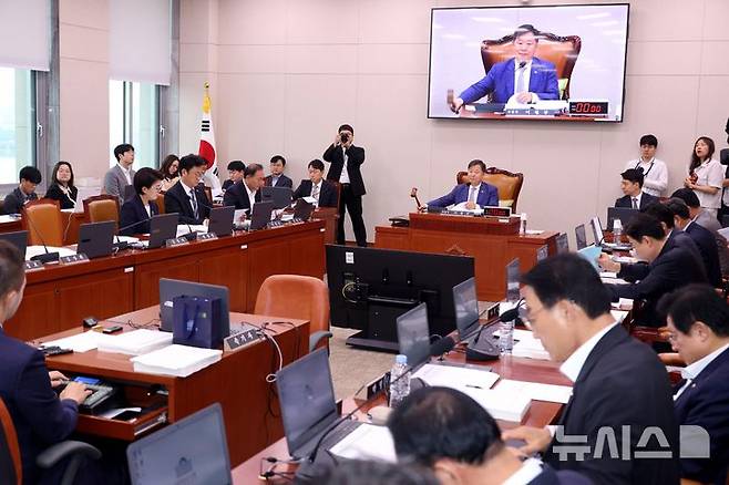 [서울=뉴시스] 조성봉 기자 = 이철규 국회 산자위 위원장이 지난 4일 서울 여의도 국회에서 열린 산업통상자원중소벤처기업위원회 전체회의에서 의사봉을 두드리고 있다. 2025.07.04. suncho21@newsis.com