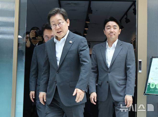 [서울=뉴시스] 고범준 기자 = 이재명 대통령이 8일 서울 용산구 대통령실 청사 내 카페에서 출입기자들과 티타임을 마치고 이동하고 있다. 2025.07.08. bjko@newsis.com