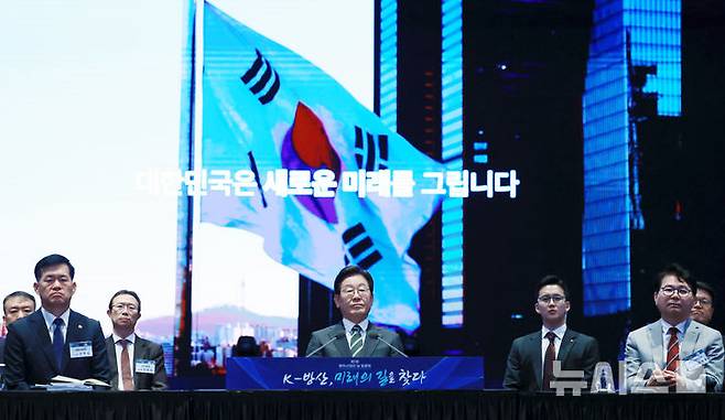 [서울=뉴시스] 최동준 기자 = 이재명 대통령이 8일 서울 용산구 그랜드 하얏트 서울에서 열린 제1회 방위산업의 날 토론회에서 영상을 시청하고 있다. (대통령실통신사진기자단) 2025.07.08. photocdj@newsis.com