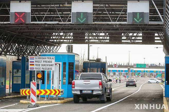 [브레가나=신화/뉴시스]폴란드가 독일과의 국경 지대에 병력을 배치하고 검문을 시작했다. 유럽 대다수 국가간의 자유로운 출입국을 보장하는 '솅겐 조약'이 점차 유명무실해지고 있다는 분석이 나온다. 사진은 2023년 1월1일 크로아티아와 슬로베니아 사이를 가로지르는 브레가나 국경에서 차량이 자유롭게 통행하는 모습. 다만 슬로베니아도 크로아티아 가입 이후 국경 검문을 재개했다. 2025.07.08.