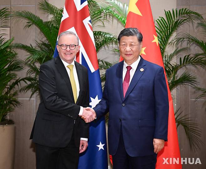 [리우데자네이루=신화/뉴시스] 앤서니 앨버니지 호주 총리(왼쪽)가 오는 12일부터 중국을 공식 방문할 예정인 가운데, 중국 기업이 장기 임대 중인 다윈항 운영권 회수 문제가 논의될지 관심이 쏠린다. 사진은 지난해 11월18일 엘버니지 총리와 시진핑 중국 국가주석이 브라질 리우데자네이루에서 만나 악수하는 모습. 2025.07.08