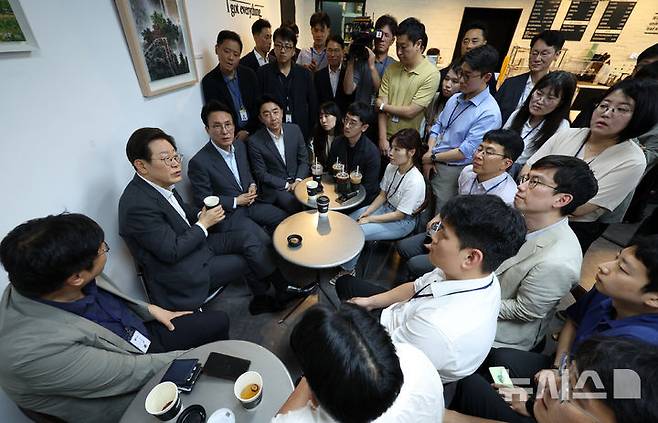 [서울=뉴시스] 고범준 기자 = 이재명 대통령, 김민석 국무총리, 강훈식 비서실장이 8일 서울 용산구 대통령실 청사 내 카페에서 출입기자들과 차담회를 하고 있다. 2025.07.08. bjko@newsis.com