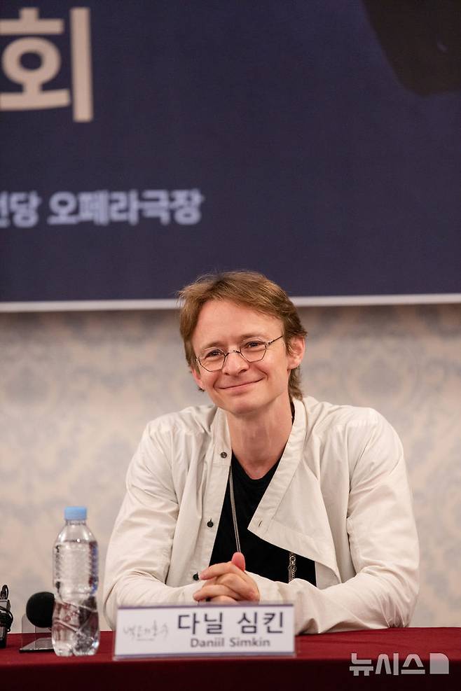 [서울=뉴시스]발레리노 다닐 심킨이 8일 서울 광진구 유니버설아트센터에서 열린 2025 예술의전당&유니버설발레단 '백조의 호수' 기자간담회에서 질문을 듣고 있다. (사진=ⓒ유니버설발레_Lyeowon Kim 제공)