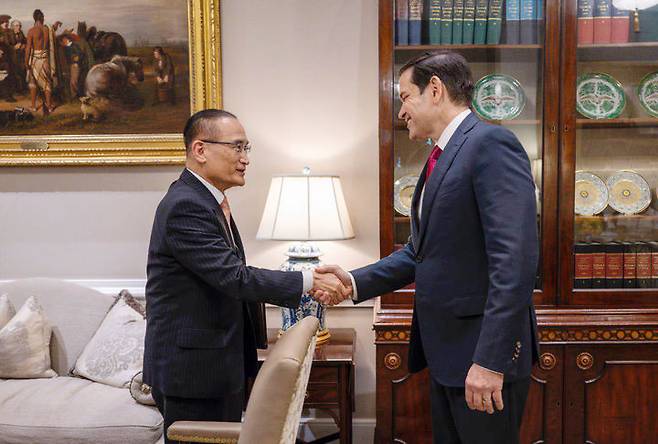 [서울=뉴시스] 위성락 국가안보실장과 마르코 루비오 미국 국무장관 겸 국가안보보좌관이 7일(현지 시간) 미국 워싱턴 D.C.에서 한미 안보실장 협의에 앞서 악수하고 있다. (사진=대통령실 제공) 2025.07.08. photo@newsis.com *재판매 및 DB 금지