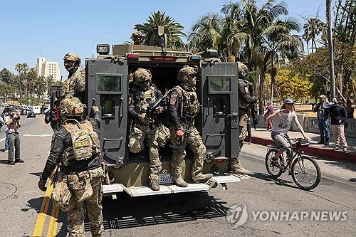 7일(현지시간) 미 LA 시내 맥아더 공원에 나타난 관세국경보호국(CBP) 요원들 [AFP=연합뉴스. 재판매 및 DB 금지]