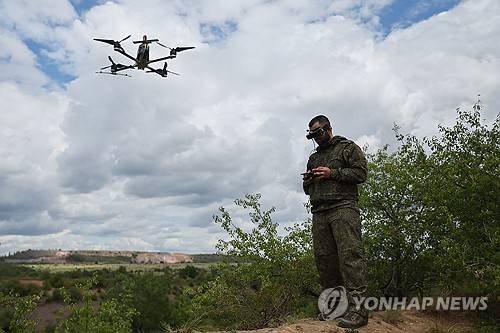 드론 날리는 러시아군 병사 [타스=연합뉴스 자료사진 제공]