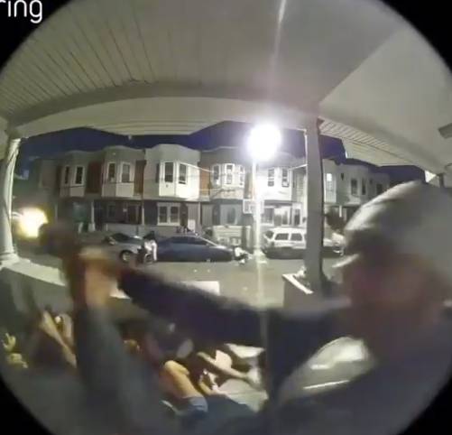 링 카메라 포착된 담긴 총기난사 현장 [SNS 캡처]