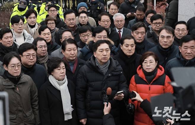 지난 1월 6일 김기현 국민의힘 의원을 비롯한 소속 의원들이 윤석열 전 대통령에 대한 체포영장 집행 저지를 위해 서울 용산구 한남동 대통령 관저 앞에 집결해있다. 황진환 기자