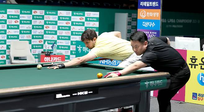 마르티네스(왼쪽)와 조재호가 결승에서 뱅킹하는 모습. PBA