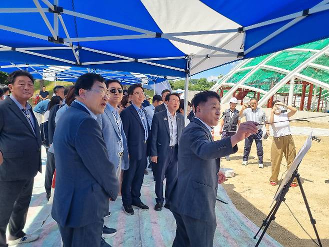 국회 APEC 정상회의 지원 특별위원회 위원들이 현장을 둘러보고 있다. 독자 제공