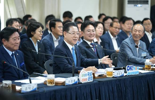 김영록 전라남도지사가 8일 곡성군청에서 열린 '곡성군 정책비전 투어' 행사에 참석해 인사말을 하고 있다. 전라남도 제공
