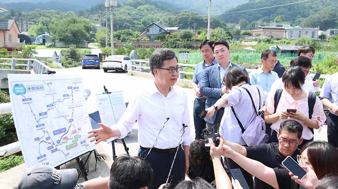 8일 경기 양평군 양서면을 방문한 김동연 경기도지사가 서울~양평고속도로 건설사업의 노선안 관련 설명을 하고 있다. 경기도 제공