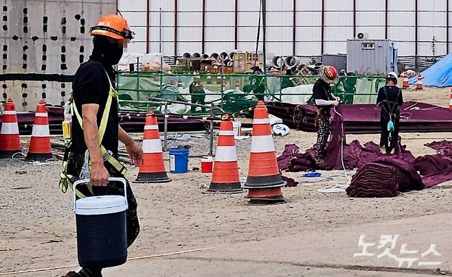 청주시 서원구 사직동의 한 공사 현장에서 노동자가 얼음물을 나르고 있다. 임성민 기자