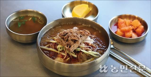 경남 의령 ‘의령소바’. 독특한 한국식 메밀국수맛을 느낄 수 있다. 살얼음이 떠 있는 시원한 육수와 짭짤한 장조림 고명, 구수한 메밀면 조합이 좋다. 의령=김도웅 프리랜서 기자