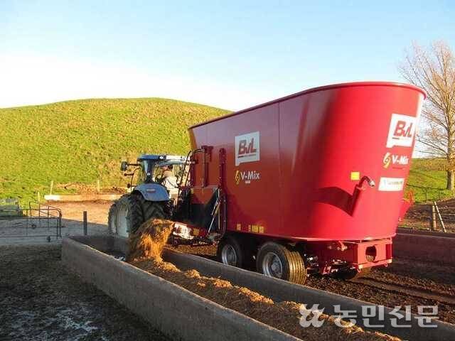술지게미, 액상 사료, 곡물을 혼합해 젖소에게 급여하는 믹서 왜건. 브림 크릭 데어리(Bream Creek Dairy)