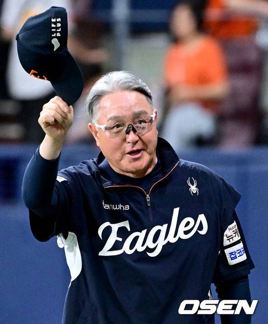 [OSEN=고척, 최규한 기자] 한화 김경문 감독이 팬들에게 인사를 전하고 있다. 2025.07.05 / dreamer@osen.co.kr