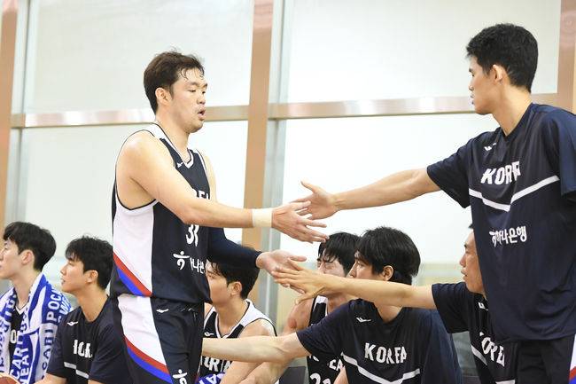 [사진] 현대모비스로 이적한 이승현과 대표팀에서 먼저 만난 이우석