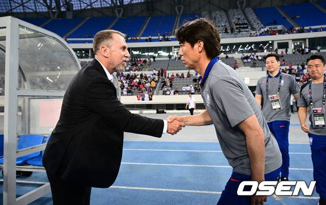 [OSEN=용인, 조은정 기자]7일 경기 용인시 용인 미르 스타디움에서 2025 동아시아 축구연맹(EAFF) E-1 챔피언십(동아시안컵) 대한민국 남자 축구 대표팀과 중국의 개막전이 열렸다.한국은 중국과 첫 경기를 시작으로 11일 홍콩, 15일 일본과 격돌한다. 경기는 모두 용인에서 치러지며 3경기 성적에 따라 그대로 최종 순위가 결정된다.중국 데얀 주르예비치 감독과 한국 홍명보 감독이 경기 전 악수를 나누고 있다. 2025.07.07 /cej@osen.co.kr