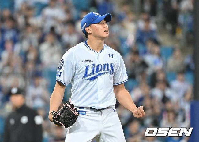 [OSEN=대구, 이석우 기자] 29일 대구삼성라이온즈파크에서 2025 신한 SOL 뱅크 KBO 리그 삼성 라이온즈와 롯데 자이언츠의 경기가 열렸다. 홈팀 삼성은 최원태가, 방문팀 롯데는 박세웅이 선발 출전했다. 삼성 라이온즈 배찬승이 6회초 2사 2,3루 롯데 자이언츠 장두성을 삼진으로 잡고 주먹을 불끈 쥐며 환호하고 있다. 2025.05.29 / foto0307@osen.co.kr