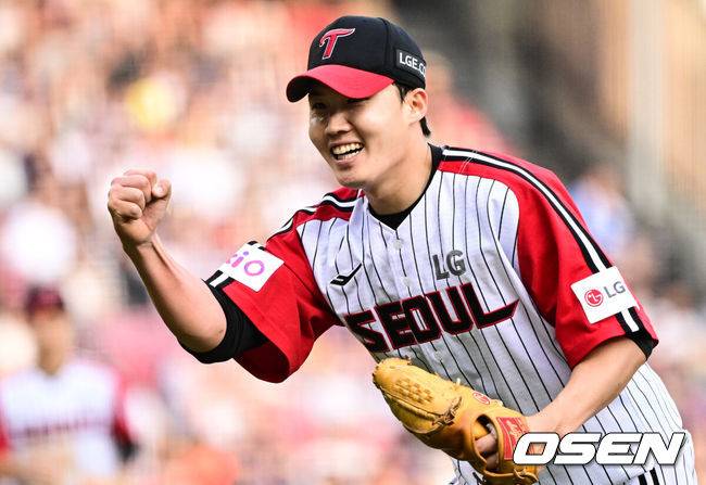 [OSEN=잠실, 조은정 기자]1일 오후 서울 잠실구장에서 ‘2025 신한 SOL Bank KBO리그’ LG 트윈스와 삼성 라이온즈의 경기가 열렸다.이날 LG는 임찬규, 삼성은 레예스를 선발투수로 내세웠다.5회초 1사 1루 LG 선발 임찬규가 삼성 강민호에게 병살타를 이끌어내며 이닝을 끝낸 뒤 기뻐하고 있다. 2025.06.01 /cej@osen.co.kr