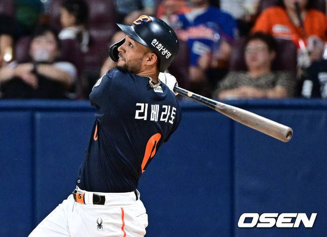 [OSEN=고척, 최규한 기자] 5일 서울 고척스카이돔에서 ‘2025 신한 SOL Bank KBO리그’ 키움 히어로즈와 한화 이글스의 경기가 열렸다.홈팀 키움은 라클란 웰스, 방문팀 한화는 류현진을 선발로 내세웠다.9회초 1사 2루 상황 한화 리베라토가 다시 앞서가는 중견수 키를 넘기는 1타점 2루타를 날리고 있다. 2025.07.05 / dreamer@osen.co.kr