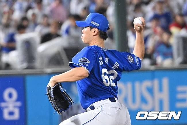 [OSEN=부산, 이석우 기자] 20일 부산 사직야구장에서 2025 신한 SOL 뱅크 KBO 리그 롯데 자이언츠와 삼성 라이온즈의 경기가 열렸다. 홈팀 롯데는 감보아가, 방문팀 삼성은 김대호가 선발 출전했다.삼성 라이온즈 김재윤이 역투하고 있다. 2025.06.20 / foto0307@osen.co.kr