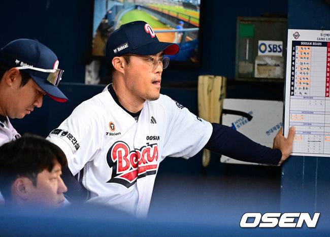 [OSEN=잠실, 지형준 기자] 3일 오후 서울 잠실구장에서 ‘2025 신한 SOL Bank KBO리그’ 두산 베어스와 삼성 라이온즈의 경기가 열렸다.두산은 곽빈, 삼성은 최원태가 선발로 나섰다.5회 두산 조성환 감독대행이 경기를 지켜보고 있다. 2025.07.03 /jpnews@osen.co.kr