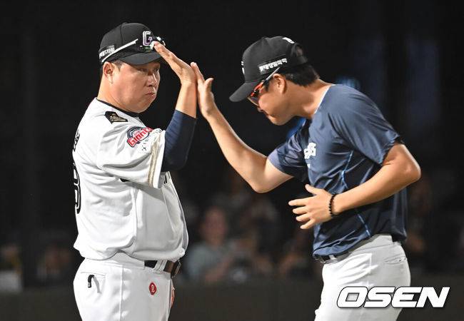 [OSEN=부산, 이석우 기자] 29일 부산 사직야구장에서 2025 신한 SOL 뱅크 KBO 리그 롯데 자이언츠와 KT 위즈의 경기가 열렸다. 홈팀 롯데는 박세웅이, 방문팀 KT는 쿠에바스가 선발 출전했다.롯데 자이언츠 김태형 감독이 KT 위즈에 10-5로 승리한 후 박세웅과 하이파이브를 하고 있다. 2025.06.29 / foto0307@osen.co.kr