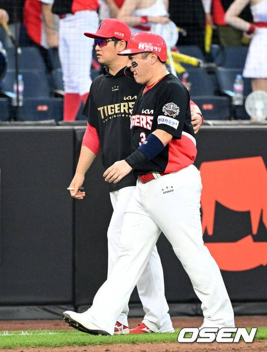 [OSEN=대전, 이대선 기자] 8일 오후 대전 한화생명볼파크에서 2025 신한 SOL Bank KBO리그 한화 이글스와 KIA 타이거즈의 경기가 열렸다.한화는 문동주, KIA는 윤영철을 선발로 내세웠다.3회초 1사 2,3루 주루플레이 과정에서 다리의 불편함을 호소한 KIA 최형우가 교체되고 있다. 2025.07.08 /sunday@osen.co.kr