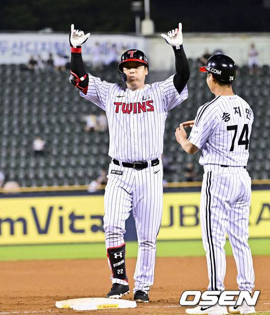 [OSEN=잠실, 박준형 기자] 8일 오후 서울 잠실구장에서 ‘2025 신한 SOL BANK KBO리그’ LG 트윈스와 키움 히어로즈의 경기가 진행됐다.이날 경기에서 LG는 임찬규(8승 3패)를, 키움은 하영민(6승 8패)을 선발투수로 내세웠다.7회말 1사 2루 LG 김현수가 역전 1타점 적시타를 날리고 세리머니를 하고 있다  2025.07.08 /  soul1014@osen.co.kr