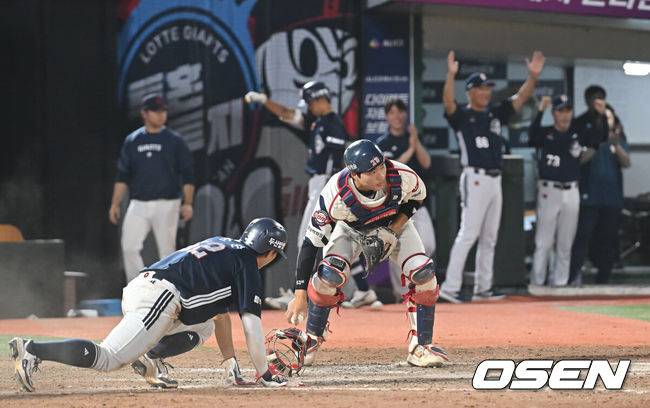 [OSEN=부산, 이석우 기자] 8일 부산 사직야구장에서 2025 신한 SOL 뱅크 KBO 리그 롯데 자이언츠와 두산 베어스의 경기가 열렸다. 홈팀 롯데는 홍민기가, 방문팀 두산은 최민석이 선발 출전했다.두산 베어스 박준순이 8회초 1사 만루 박계범의 2타점 좌익수 앞 안타때 득점을 올리고 있다. 2025.07.08 / foto0307@osen.co.kr
