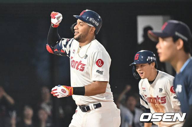 [OSEN=부산, 이석우 기자] 8일 부산 사직야구장에서 2025 신한 SOL 뱅크 KBO 리그 롯데 자이언츠와 두산 베어스의 경기가 열렸다. 홈팀 롯데는 홍민기가, 방문팀 두산은 최민석이 선발 출전했다.롯데 자이언츠 레이예스가 5회말 1사 3루 우월 2점 홈런을 치고 박찬형과 하이파이브를 하고 있다. 2025.07.08 / foto0307@osen.co.kr